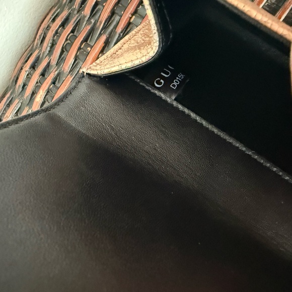 Gucci Metallic Gold Textured Wallet - Picture 12 of 13